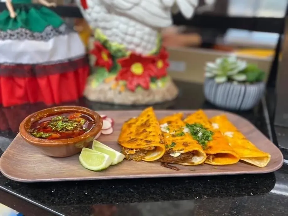 TACOS DE BIRRIA CON CONSOME image