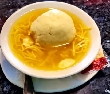 Matzoh ball w/ Noodles (16oz) image