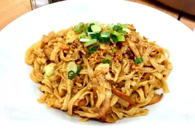 Garlic Chicken Noodle (SiJetKhohSwae) image