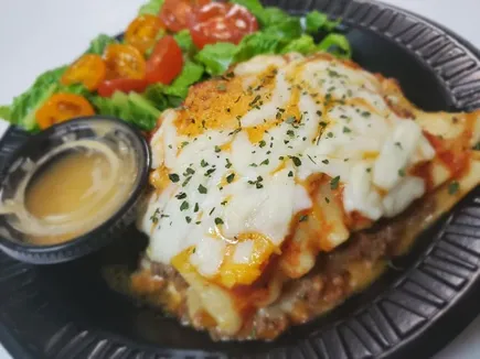 Lasaña de carne, y ensalada / meat lasagna with salad image